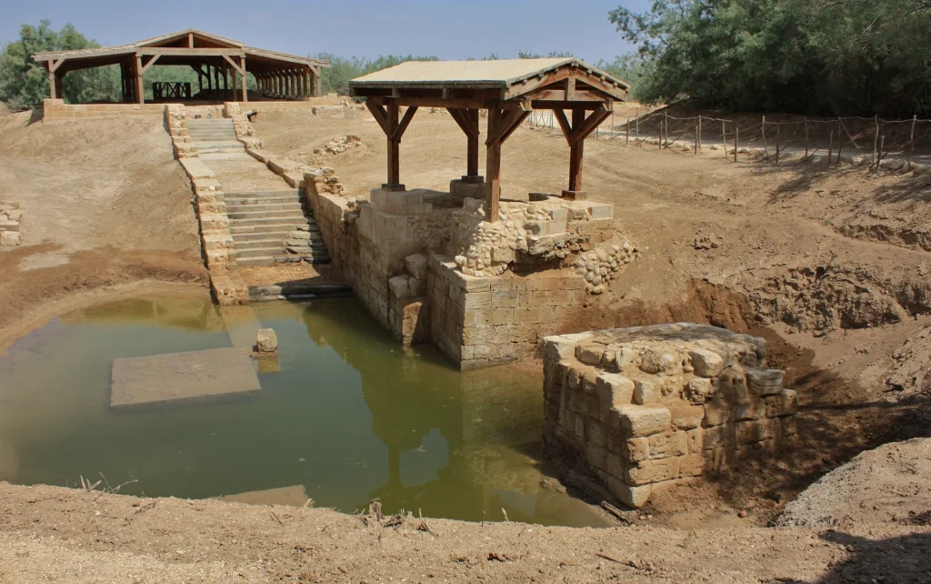 Oude stenen waterstructuur in droog landschap